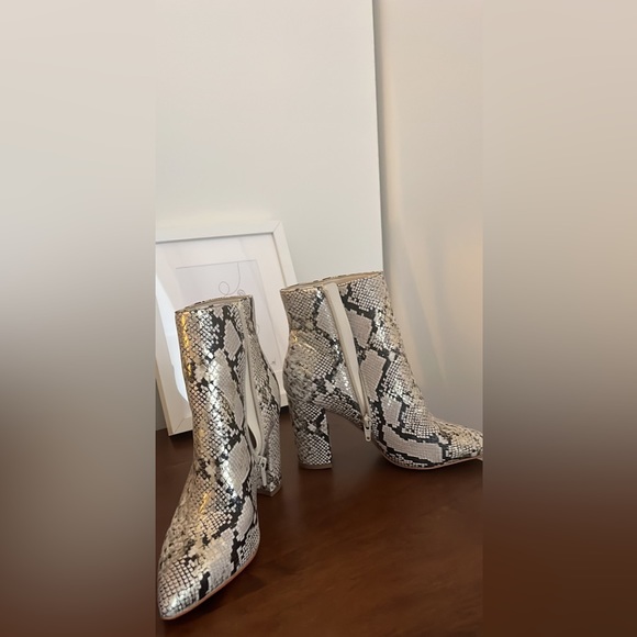 Also snake skin boots, worn once and size six - Picture 4 of 5